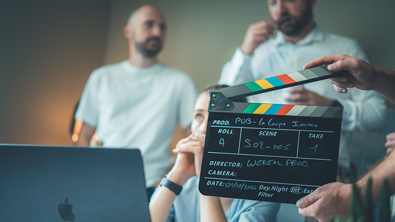 Imagefilm Ablauf – Drehbuch-Besprechung neben der Kamera in Phase 2